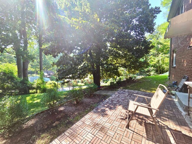 Building Photo - Lovely 4 BR/2 BA Single-Family Home in Sil...
