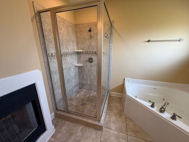 Building Photo - GORGEOUS HOME IN RUSTLING OAKS JUST MINUTES FROM MEMPHIS