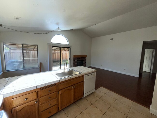 Building Photo - 4 BR, 2Ba, 1800SF, Single Story - Price in...