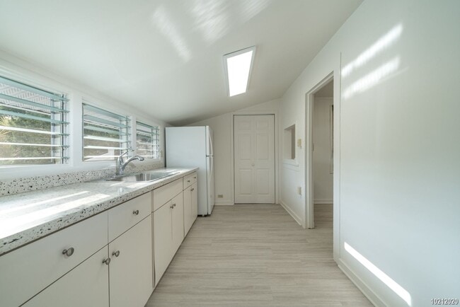 Building Photo - $1425 Beautiful Studio in Manoa 2646A Oahu...