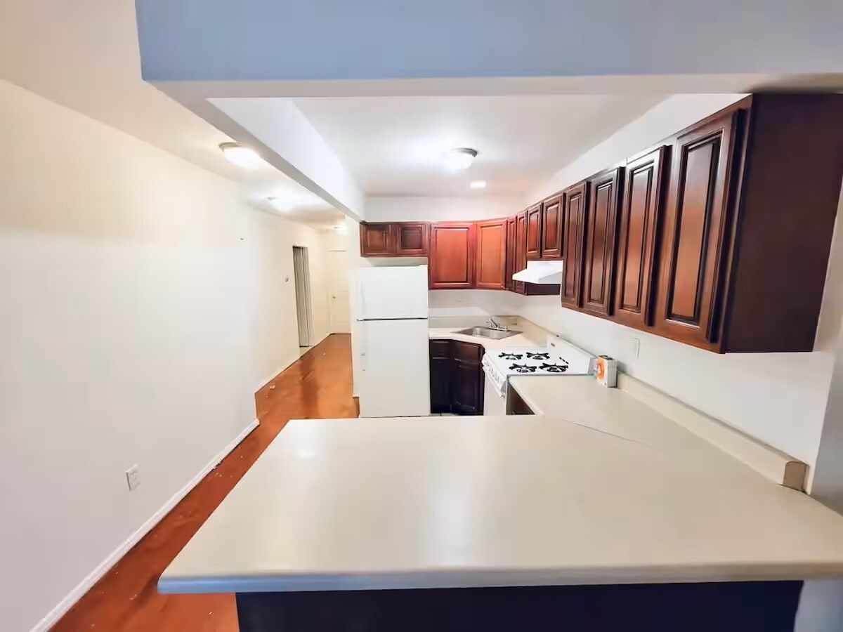 Building Photo - Furnished room/NOT APARTMENT