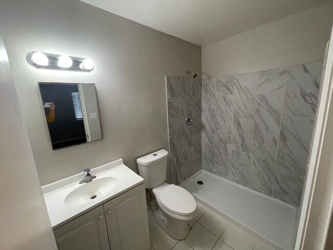 Building Photo - COME SEE THIS LOVELY HOME 3 BEDROOMS AND 2 BATH !