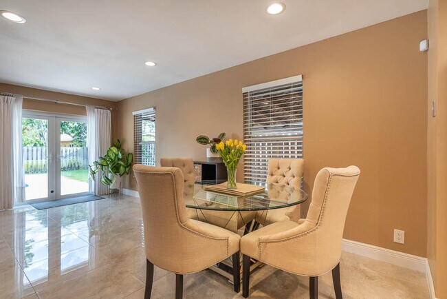 Building Photo - 5290 Pine Tree Dr