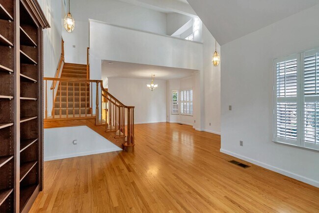 Building Photo - 302 Tadley Ct