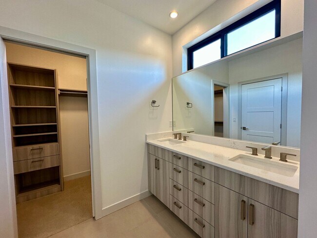Building Photo - 4757 Kona Dr