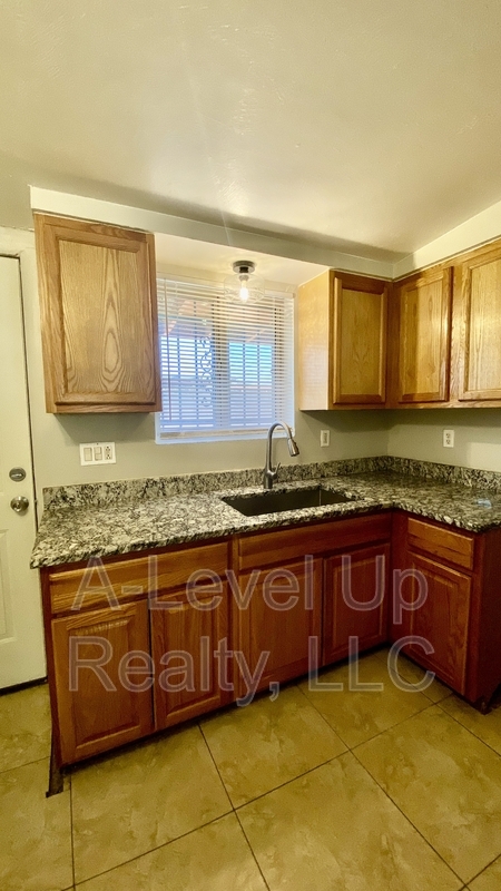 Building Photo - 742 E Holaway Dr