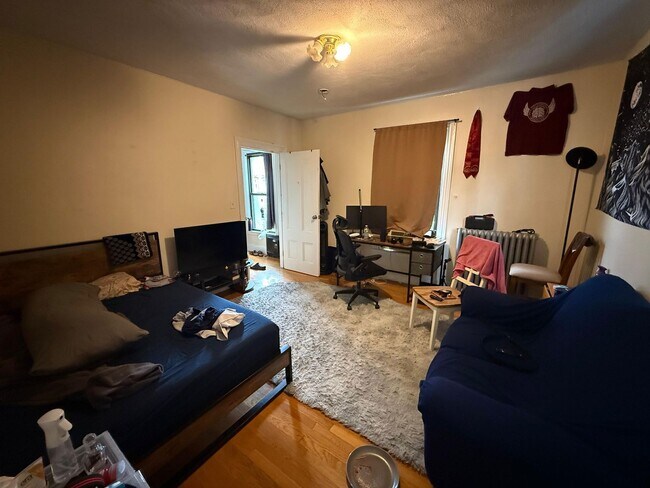 Building Photo - ALLSTON 5 BED/2 BATH AVAILABLE 9/1