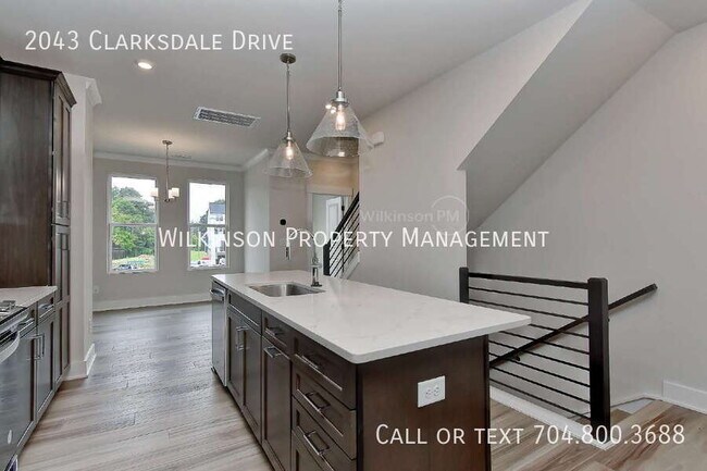 Building Photo - 2043 Clarksdale Dr