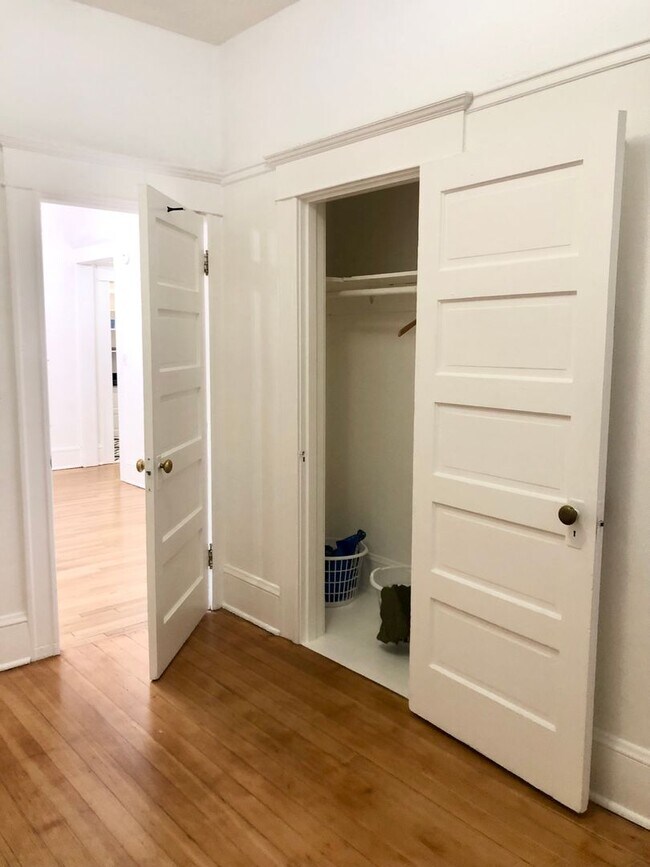 Building Photo - Cute CORNER 1 BR- high ceilings, clawfoot tub, up to 3 pets! NEW SPECIALS!