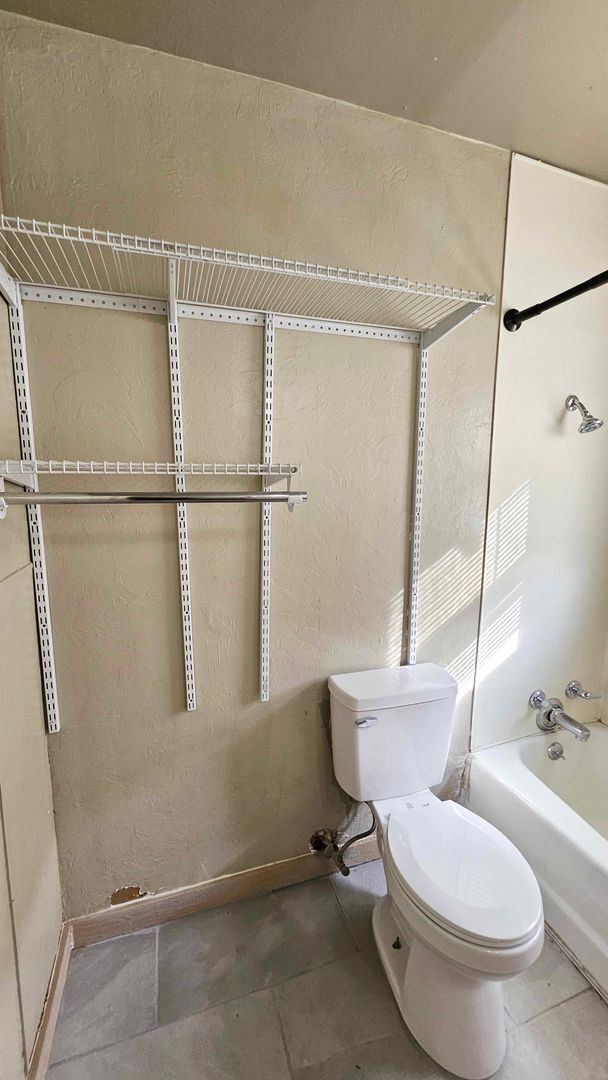 Building Photo - Lots of Room!