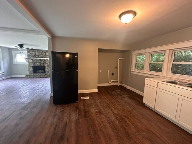 Building Photo - Newly Renovated Home For Rent!  Perfect Chattanooga Location, It's A Must See!!!!!