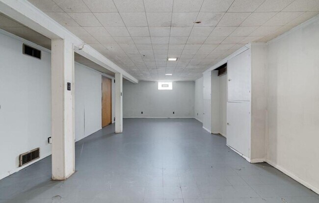 Building Photo - Section 8 Welcome !  Spacious 3 Br / 1 BA Home For Rent !