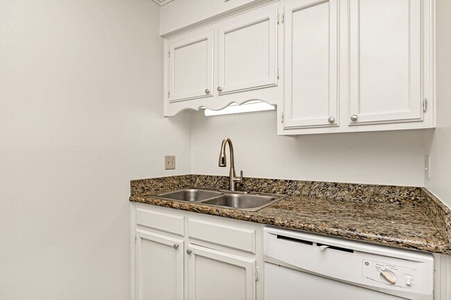 Building Photo - 1 Bedroom Downstairs Condo Community Pool