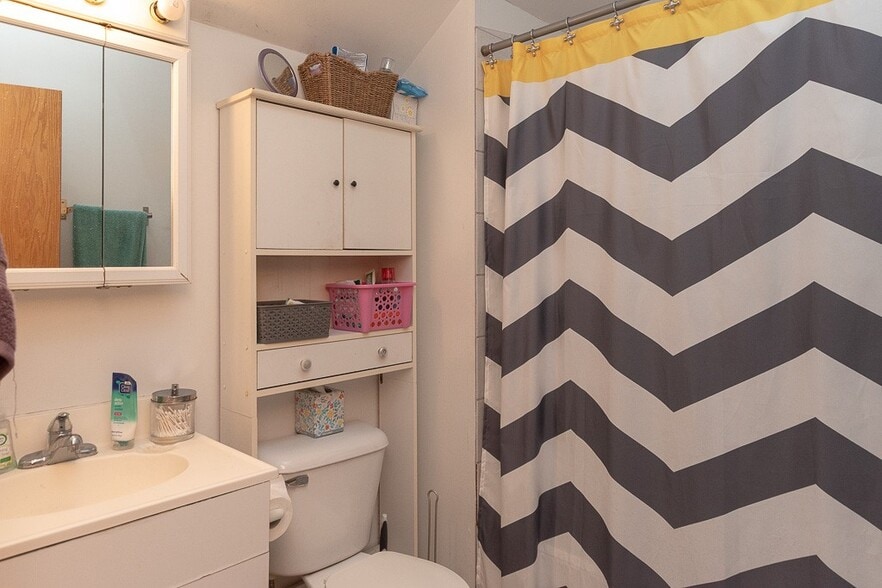 Building Photo - 1307 N Greenview Ave