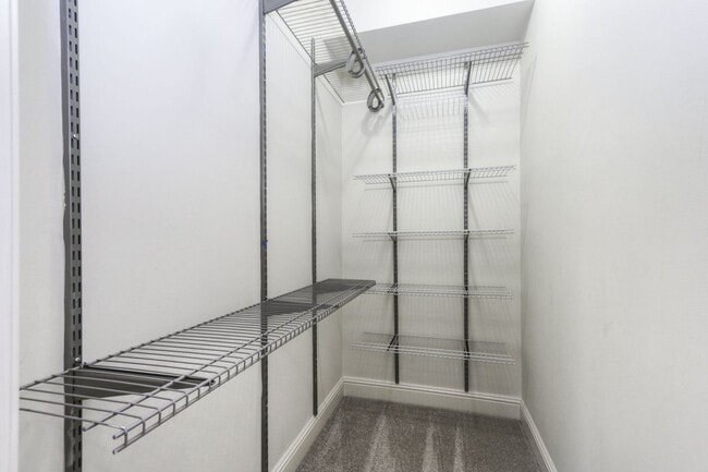 Building Photo - Open and Bright 2 bed/ 1.5 bath town-home ...