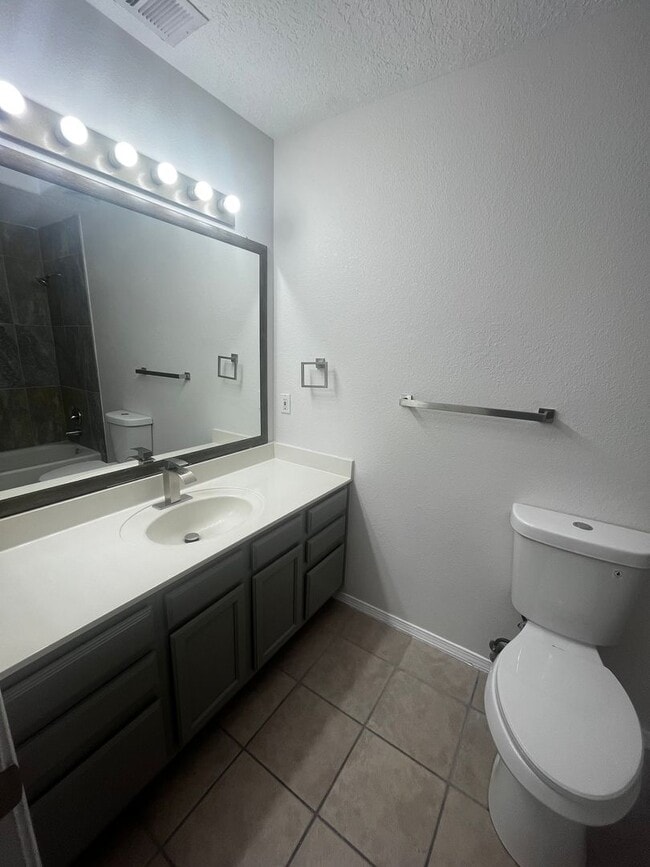 Building Photo - Newly Renovated 3 Bedroom 2 Bedroom Home