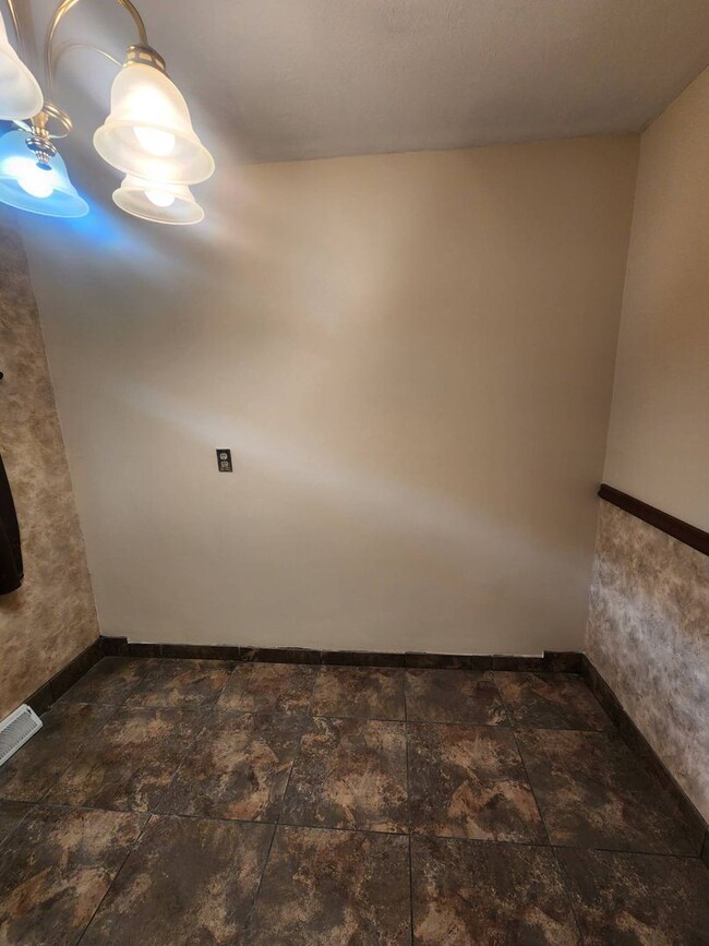 Building Photo - Charming 2-Bedroom Property in Prime Location