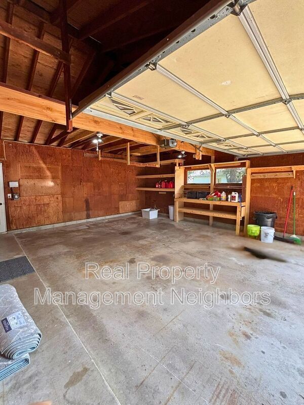 Building Photo - 10335 Holiday Dr