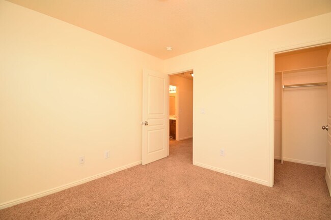 Building Photo - Modern 4 bed Home in Prime West Valley Location!!