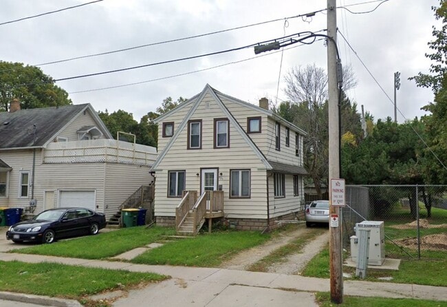 Building Photo - 935 Dousman St
