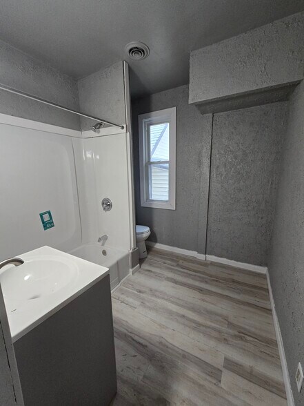 Building Photo - 1608 W Lincoln Ave