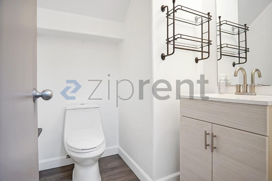 Building Photo - Unit