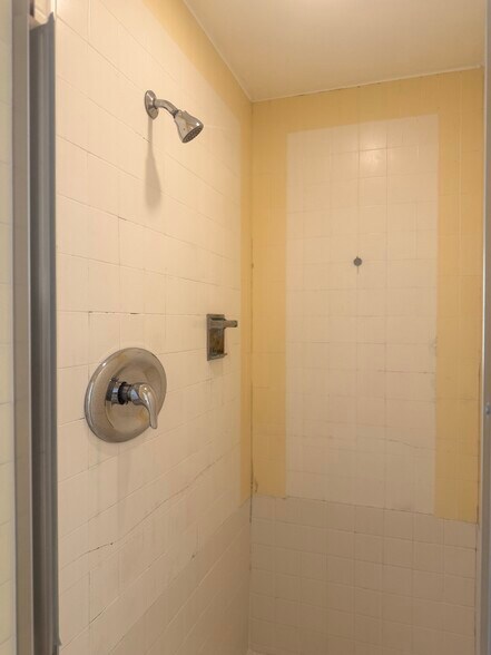 Main Bathroom - 3645 Monon St