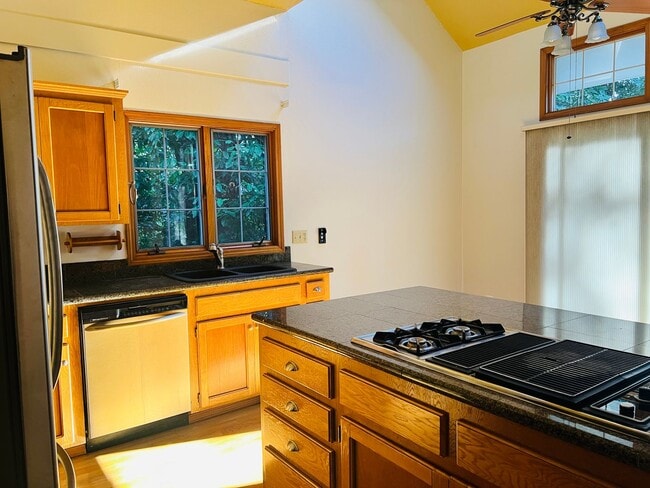 Building Photo - Amazing Attached Home in Lake Oswego is a Must See!