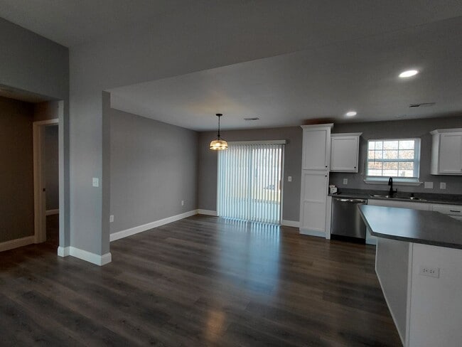 Building Photo - Beautiful home close to post