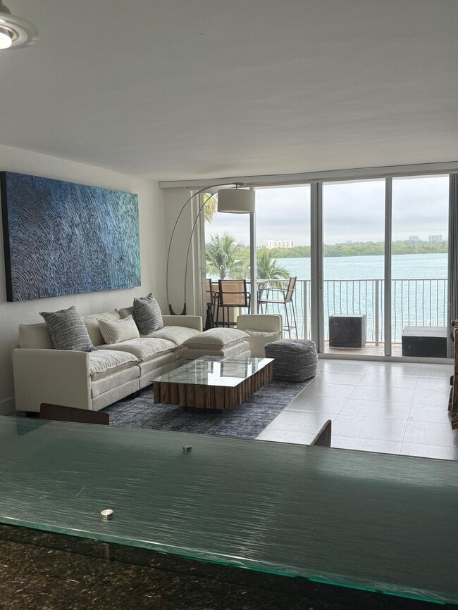 Building Photo - 10350 W Bay Harbor Dr