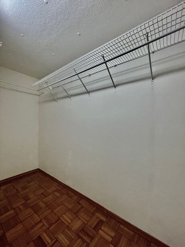 Building Photo - Spacious updated 3 bedroom, 2 bathroom hom...