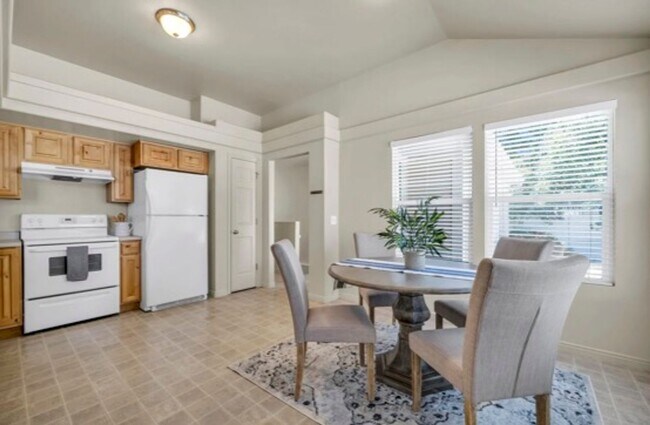 Building Photo - Stunning Home in Excellent Location!