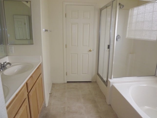 Building Photo - GREAT TOWNHOME LOCATED IN GATED COMMUNITY!!