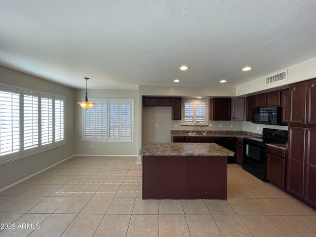 Building Photo - 1605 E Melanie St