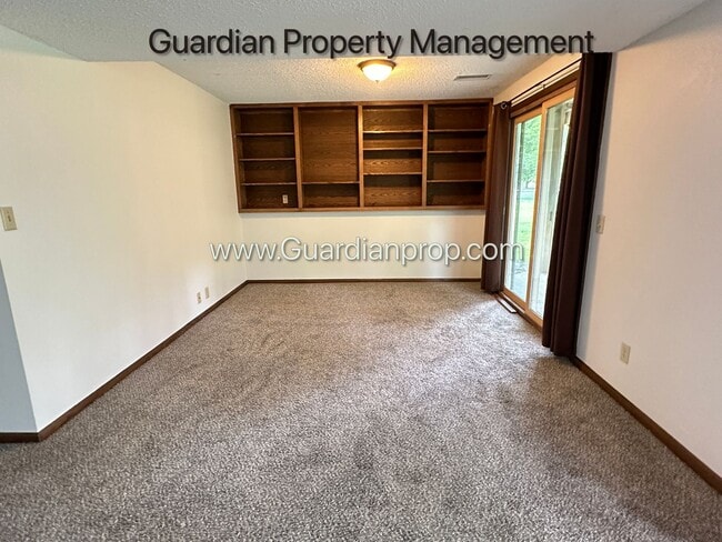 Building Photo - Crystal Single Family Home, Large Fenced Back Yard, 2 Car Garage, Dishwasher, Available Sept 1st