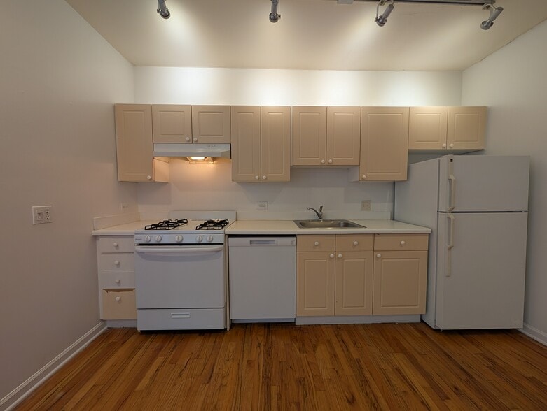 Building Photo - 914 W Dakin St