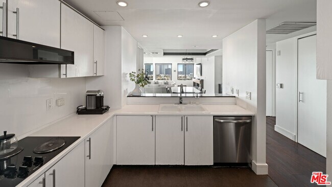 Building Photo - 10520 Wilshire Blvd