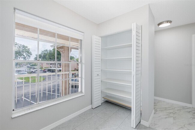 Building Photo - Beautifully Updated Condo