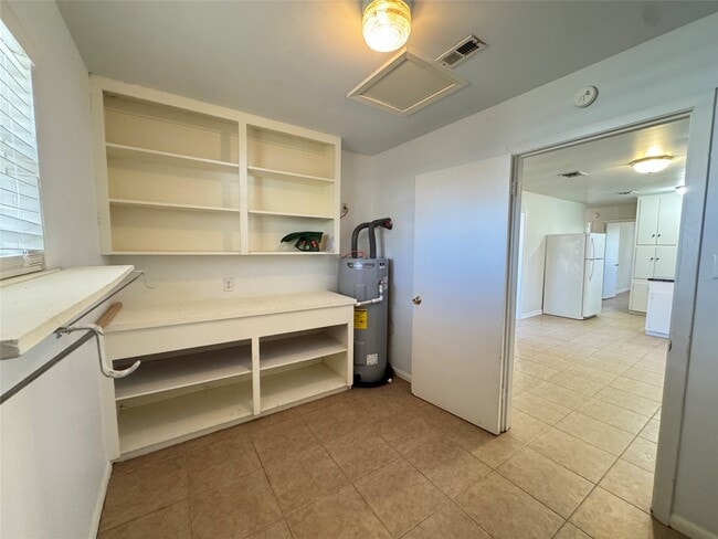 Building Photo - 2205 Farr St