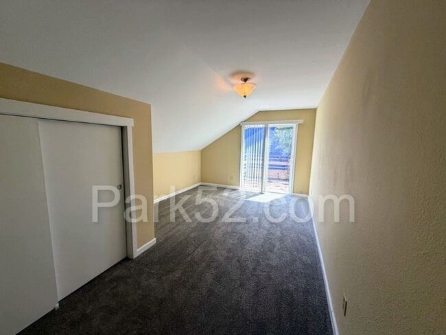 Building Photo - 4 Bedroom 2 Bathroom Single Family Northeast Tacoma Home