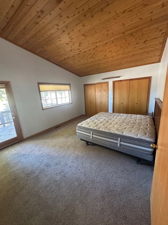 Building Photo - Long Term Glenshire Rental 3 Bed, 2.5 Bath 3 Car Garage