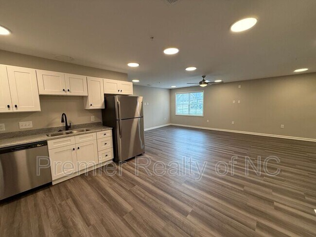 Building Photo - 7085 Hanesbrook Cir