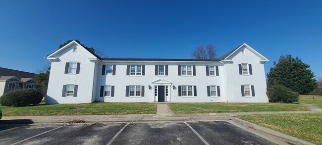 Building Photo - Upper Level One Bedroom Apartment w Covere...