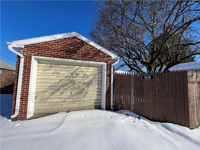 Building Photo - Charming brick ranch home available for re...