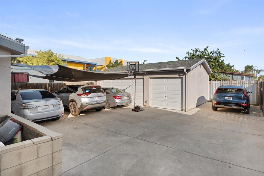 Building Photo - 7310 Roseberry Ave