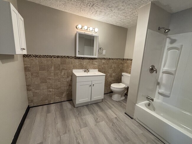 Building Photo - 1901 Maple Ave NE