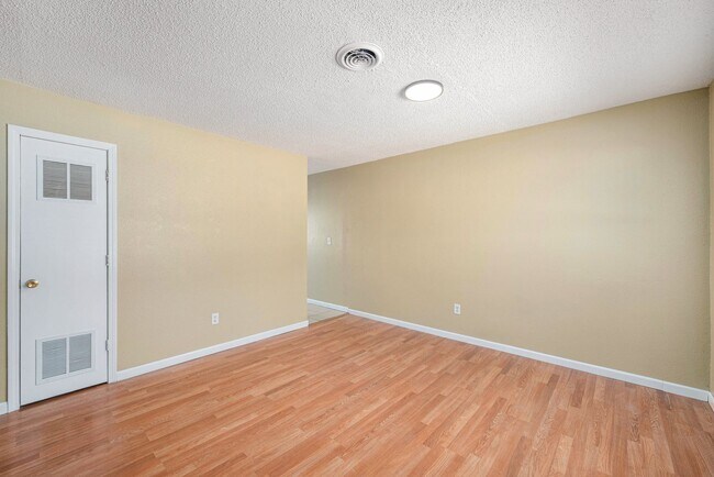 Building Photo - Beautiful 2BR/1BA Duplex in Independence!