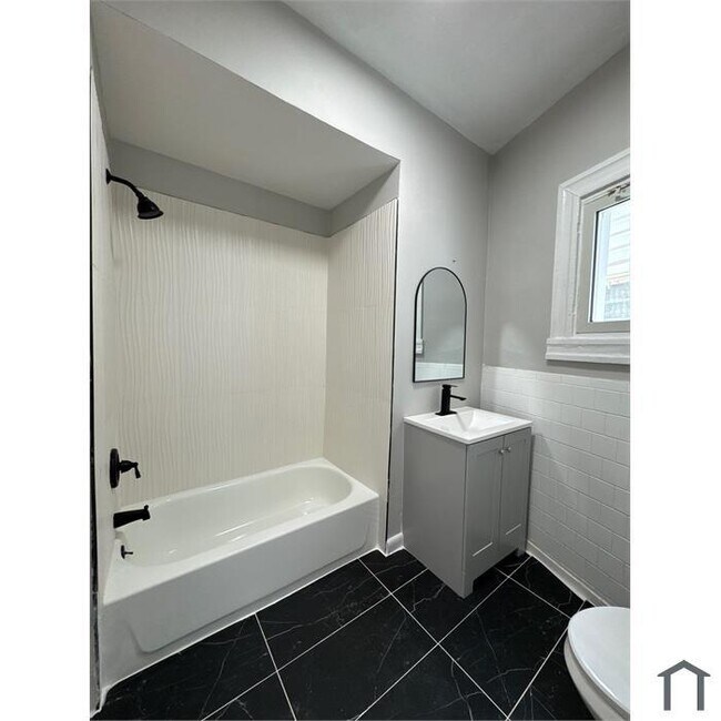Building Photo - 3 Bedroom Rehabbed