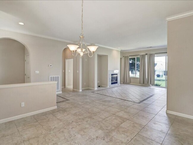 Building Photo - Trilogy 55+ Beautiful 3BD/3BA with pond view