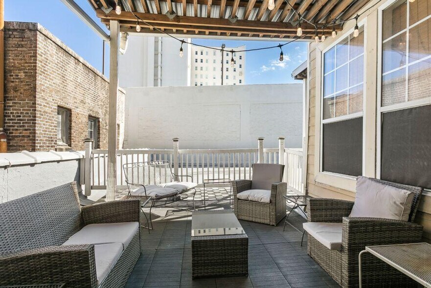 Building Photo - 1208 Carondelet St